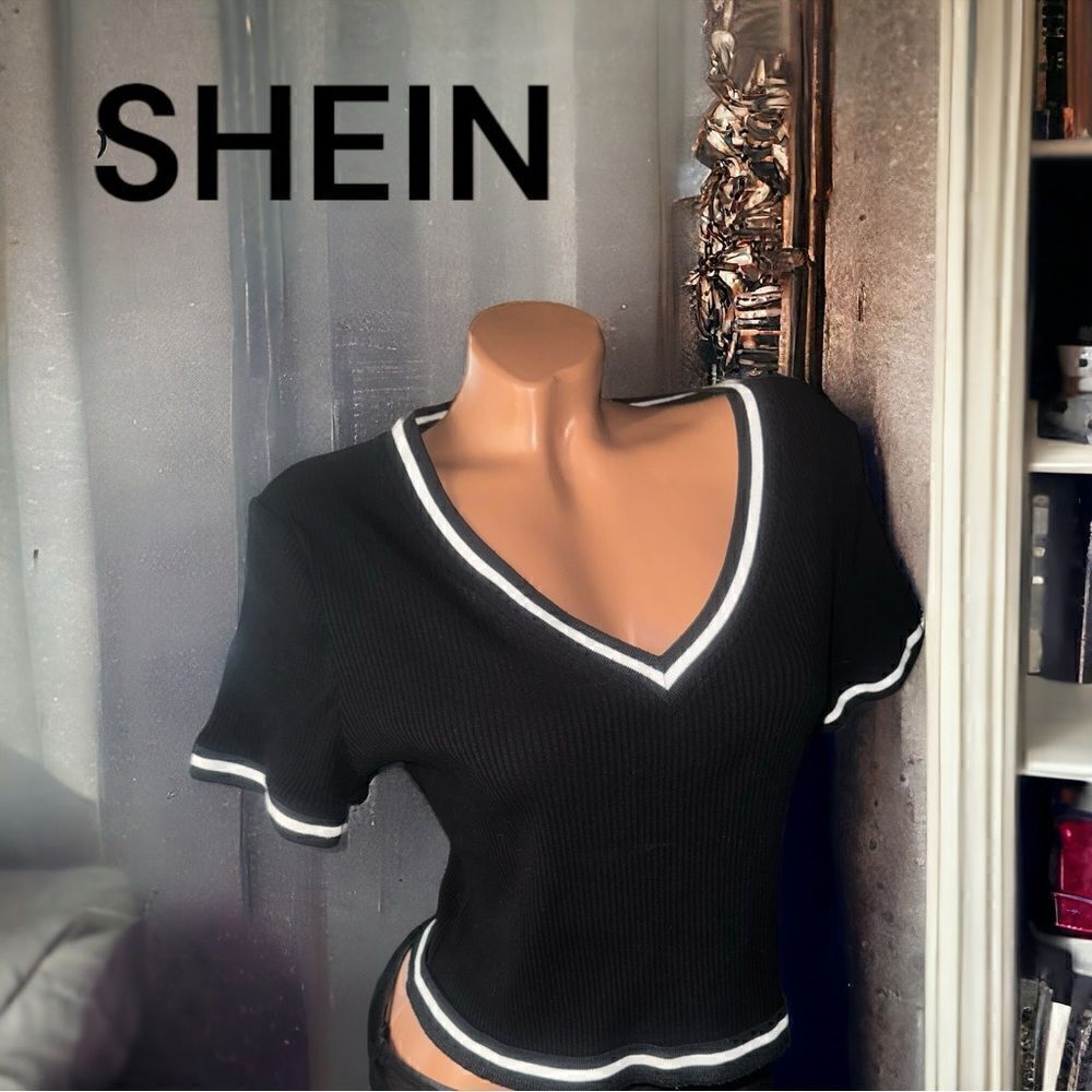 SHEIN l Ribbed Crop Top l Black w/ White trim l V-neck l 1X l EUC